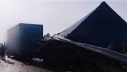 На «Варшавці» вантажівка пошкодила відбійник на мосту (фото)