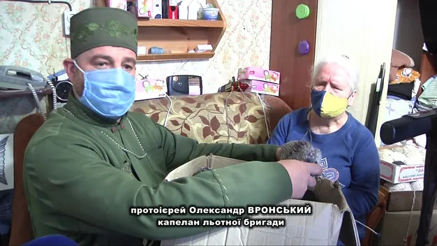 Незряча луцька майстриня зв'язала рукавиці для військових (відео)