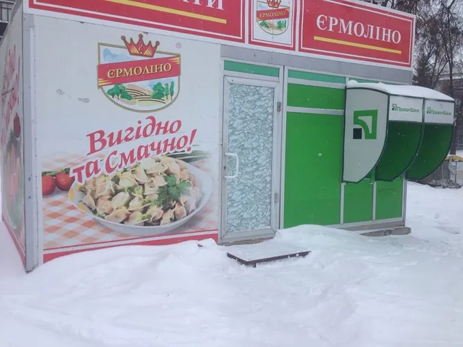 «Кому треба, той долізе»: як луцькі підприємці «чистяться» від снігу (фото)