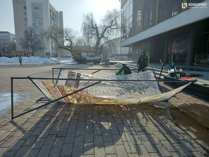 Мавка на плівці: у центрі Луцька монтують дивну конструкцію (фото)