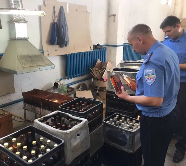 Фіскали обшукують спиртзавод на Волині (фото) 