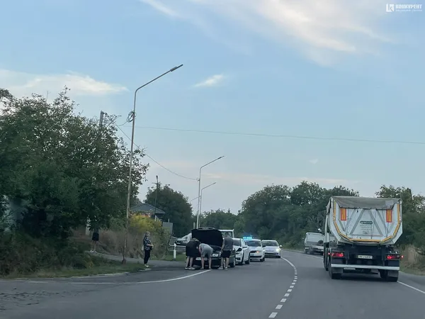 Під Луцьком – ДТП за участі двох авто: серйозні пошкодження в обох (фото)