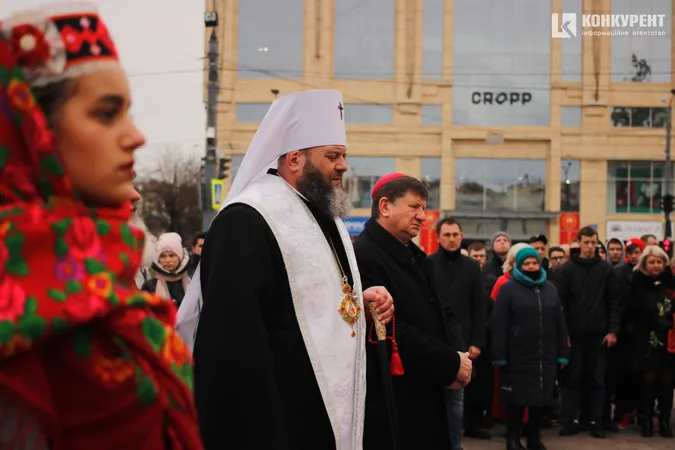 Квіти та сотні людей: у Луцьку вшанували пам'ять героїв Небесної Сотні (фото, відео)