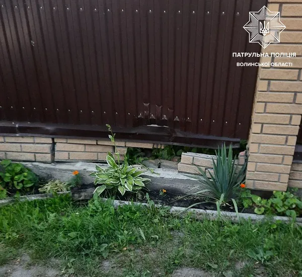 На Волині п'яний і без документів водій протаранив паркан (фото, відео)