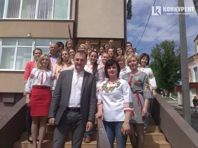 Луцькі чиновники вийшли на роботу у вишиванках (фото)