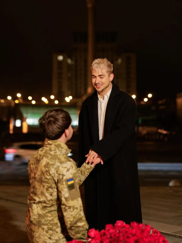 «Я сказав «так»: співак Melovin заручився із парамедиком ЗСУ (фото)