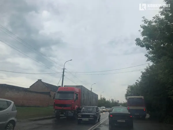 У Луцьку «попливла» вулиця: автомобілі стоять у заторах (фото)