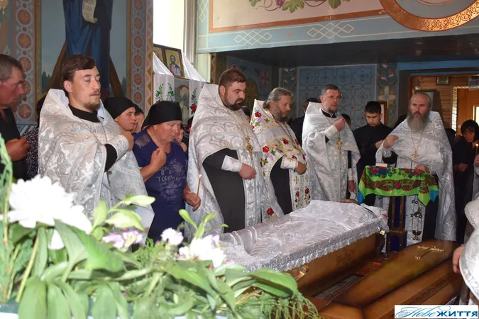 Залишилась донечка: на Волині прощалися з воїном Василем Гайченею (фото)