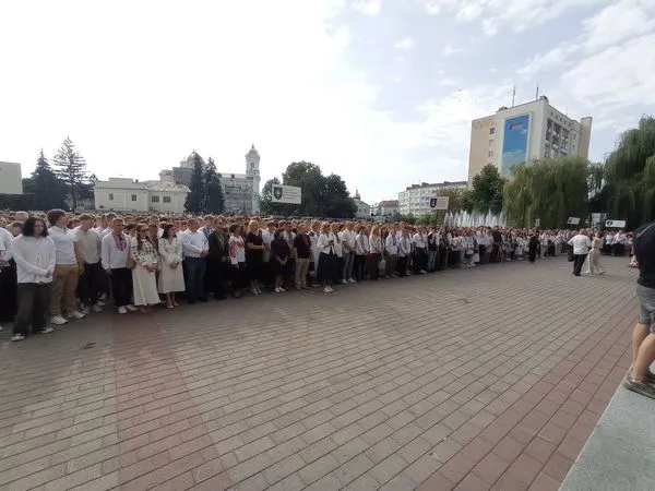 Помолився й окропив водою: митрополит Михаїл благословив «першачків» ЛНТУ (фото)