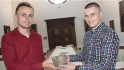 У Серебрянському лісі захисник із Рівненщини знайшов унікальний артефакт, якому 3,5 тисячі років (фото)