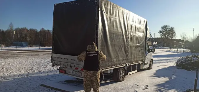 Волинські прикордонники не впустили до України заборонені автозапчастини (фото, відео)