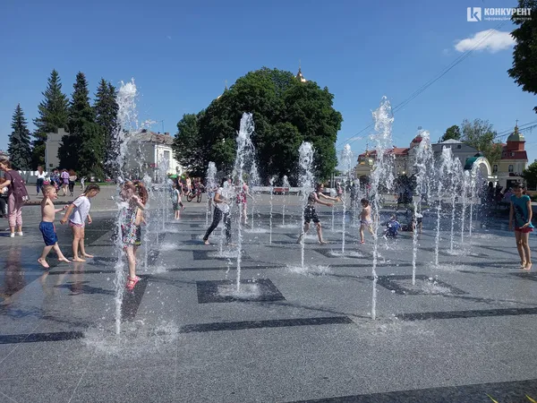 Сидіння навколо нового фонтану у Луцьку обписали вандали (фото)