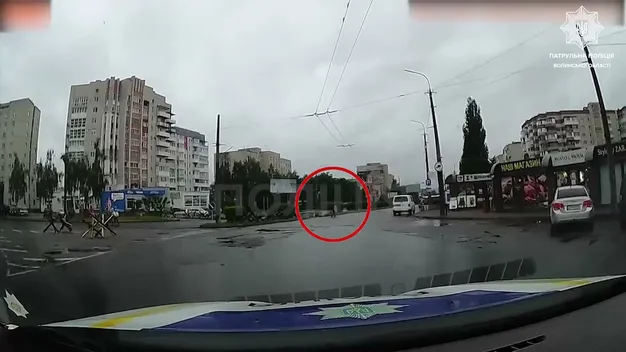 Не цінують свого життя: у Луцьку пішоходи переходять дорогу, де їм заманеться (відео)