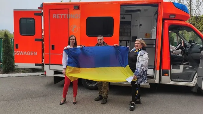 «Поїде на Харківщину»: благодійники з Німеччини передали реанімобіль воїнам 14-ої ОМБр (фото, відео)