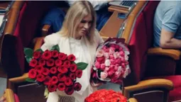 Квіткова вакханалія в Раді: «слуги народу» привітали депутатку зі святом (фото)