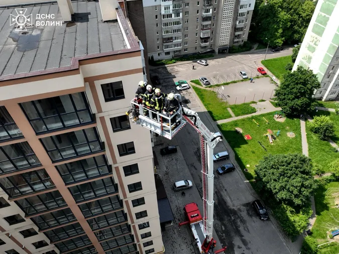 Біля луцької «висотки» підняли до даху рятувальників на пожежній драбині: що там сталося (фото)