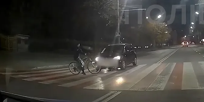 У Луцьку легковик ледь не збив на переході велосипедиста (відео)