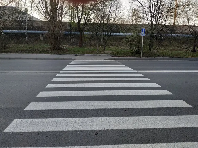 На луцьких дорогах поновлюють розмітку (фото)