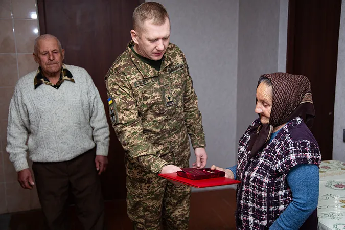 На Волині рідним полеглих гвардійців передали державні нагороди (фото)