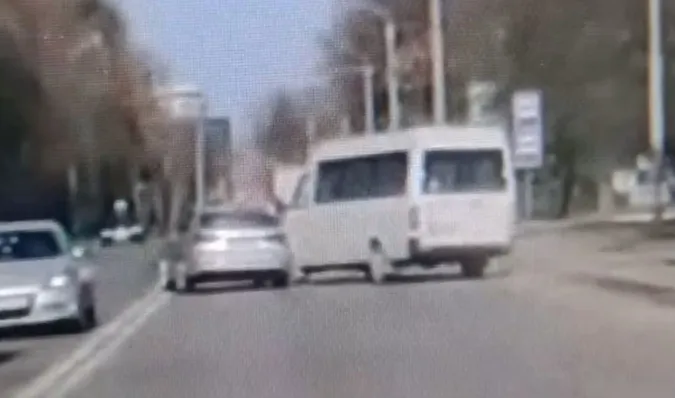 У Луцьку на Львівській – аварія: автобус влетів у легковик (відео)