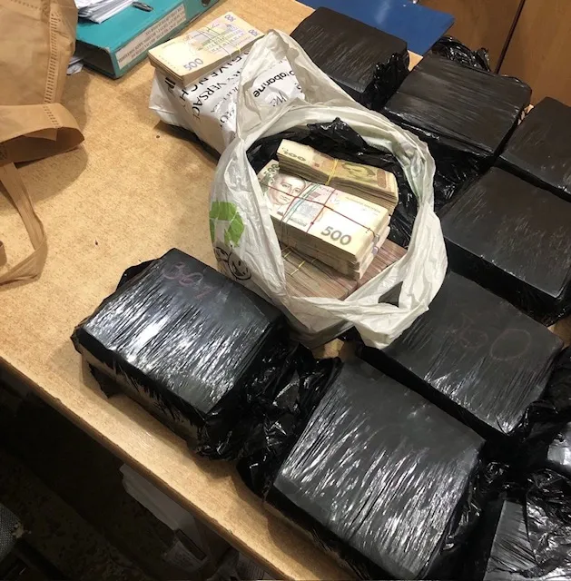Загорнуті у чорну плівку: волинянин хотів провезти через Устилуг понад вісім мільйонів (фото)