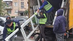 У Луцьку безкоштовно замінили понад 130 вікон у будинках, які постраждали від атаки рф (фото)