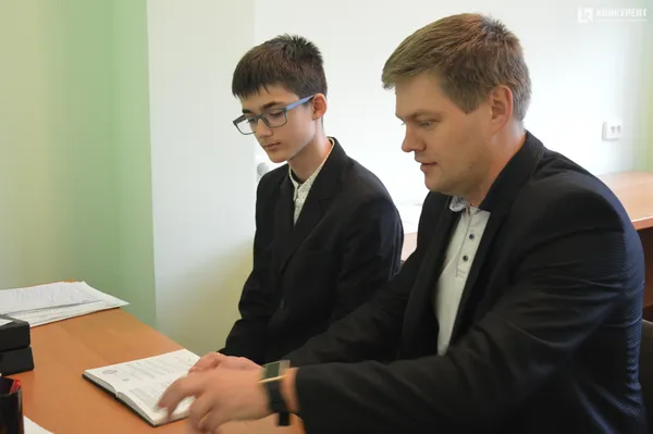 Вчитель фізики Роман Поліщук з Андрієм Дударєвим
