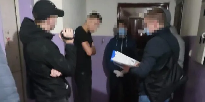 Амфетамін, метадон: у Луцьку обшукали помешкання наркоторговців (фото, відео)