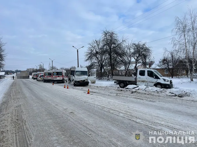 Виїхав на «зустрічку»: на Волині вантажівка протаранила маршрутку «Нововолинськ-Луцьк»