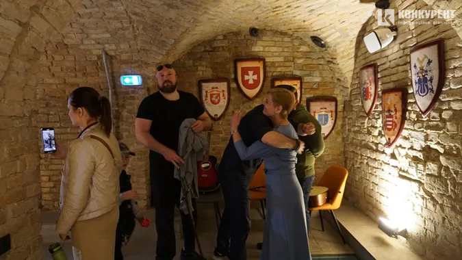 Біль та сила: у луцькому підземеллі показали картини і фото ветеранів (фоторепортаж)