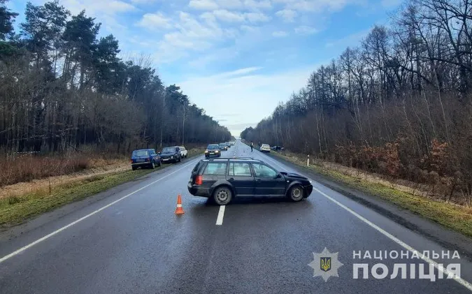 Авто відкинуло в кювет: під Луцьком зіткнулися Opel та Volkswagen (фото)