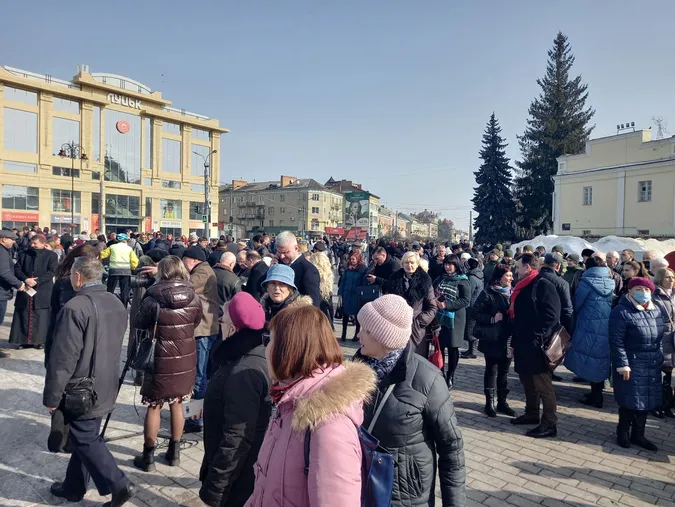 Сотні людей прийшли покласти квіти до пам'ятника Лесі Українці (фото)