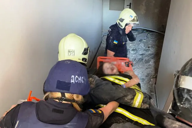 У Києві з-під завалів врятували семирічну дівчинку (фото, відео)