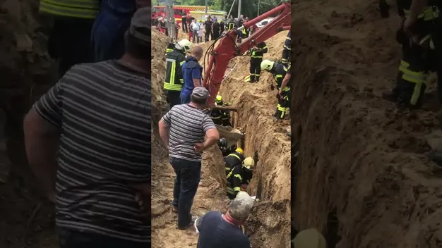 Обвалилася траншея: у Луцьку двох людей засипало землею (фото, відео)