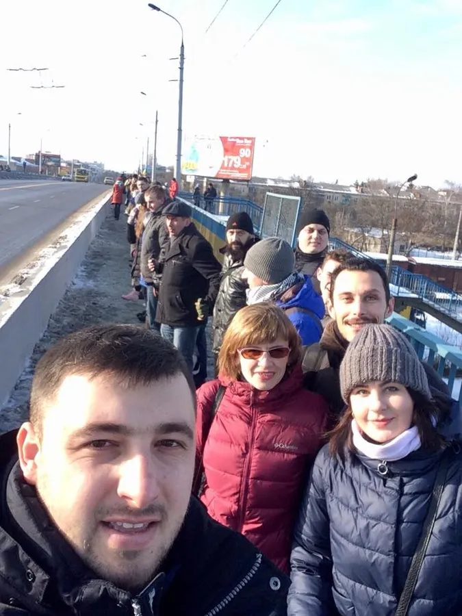 Лучани утворили живий «ланцюг єднання» (фото)