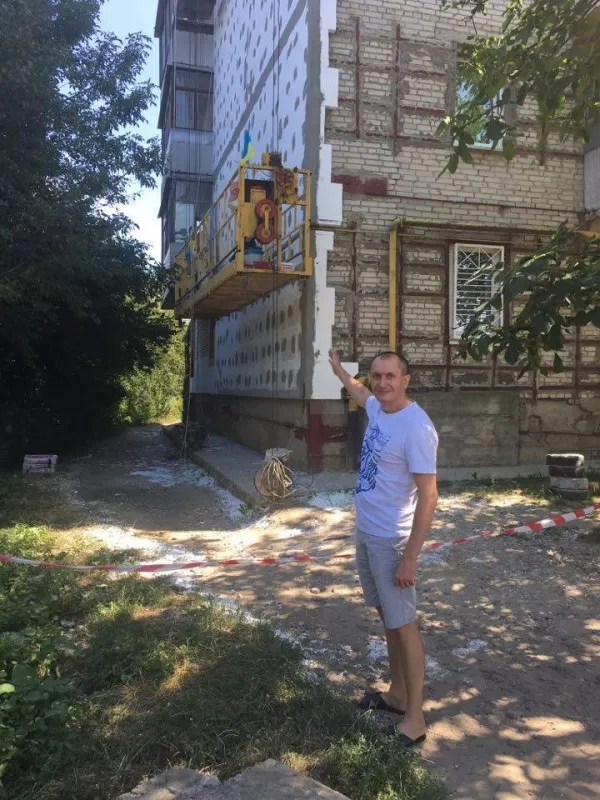 На ДПЗ у Луцьку ремонтують аварійну багатоповерхівку (фото)