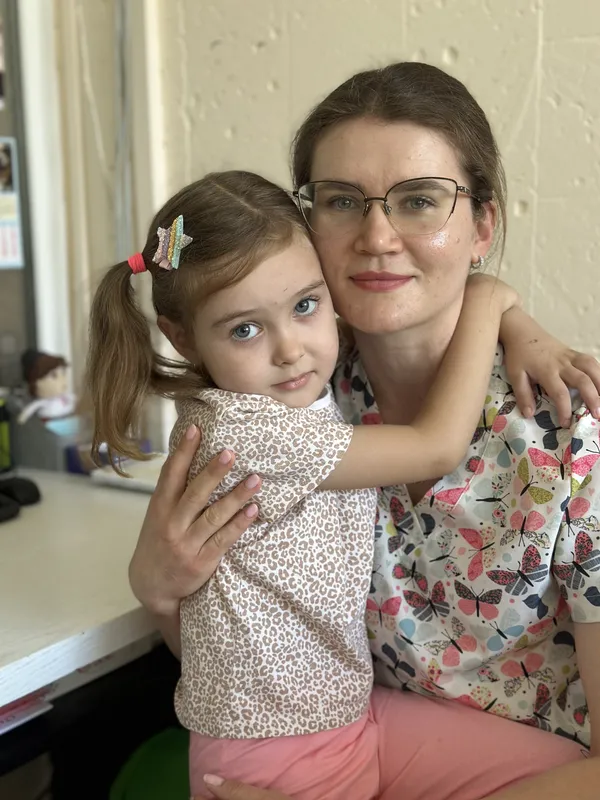 Заново вчиться рухатися, говорити та їсти: 6-річна волинянка відновлюється після страшної ДТП