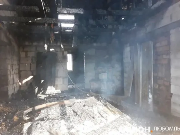 На Волині через блискавку ледь не згоріла новобудова (фото)