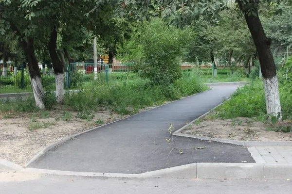 Показали, як ремонтують вулиці Луцька та «підпирають» Замок Любарта