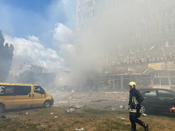 Удар по Вінниці: 12 загиблих і 25 поранених, горять 50 автомобілів (фото, відео)