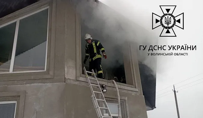 Пожежа у житловому будинку: на Волині з вогню витягли 3 дітей та маму (фото)