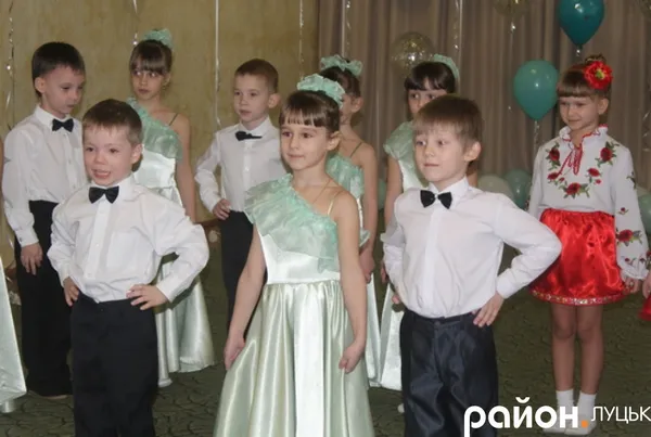 Дітки, які навчаються в садочку №30, танцювали вальс