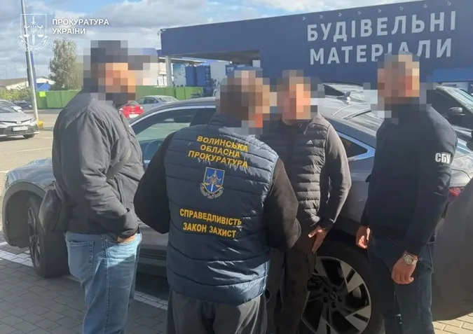 Брав $1000 за пропуск товарів без огляду: на Волині викрили митника на хабарі (фото)