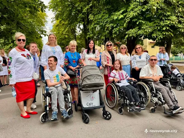 У Нововолинську сотні людей пройшли святковою ходою у вишиванках (фото)