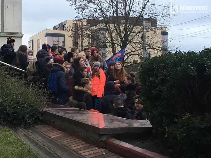 «Пустовіт, виходь!» – студенти протестують під Луцькрадою (фото, оновлюється)