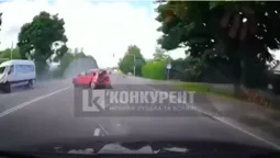 Біля Луцька бус скинув з дороги «ніссан» (відео)