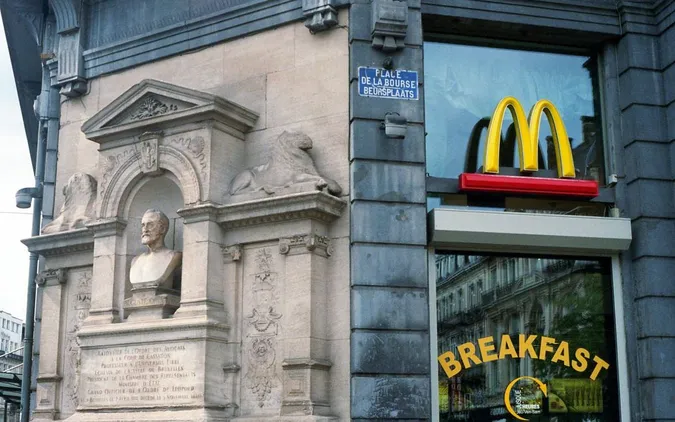 У Британії розкрили випадок рабства: 16 осіб працювали в McDonald's та на заводах піти