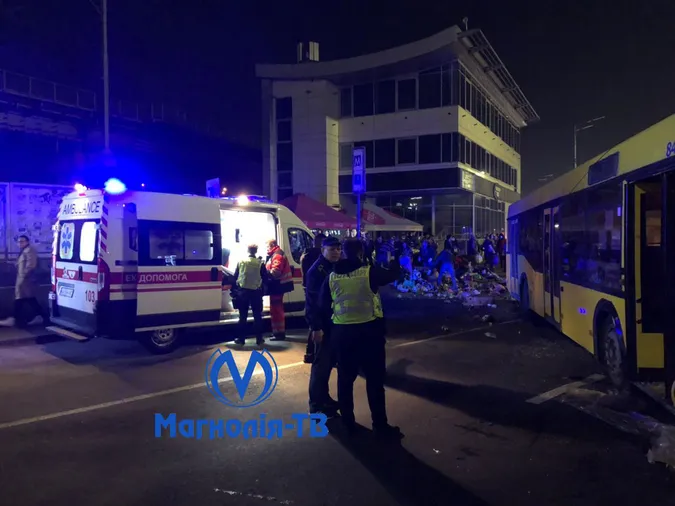 У Києві автобус влетів у натовп людей на зупинці: є жертва (фото)