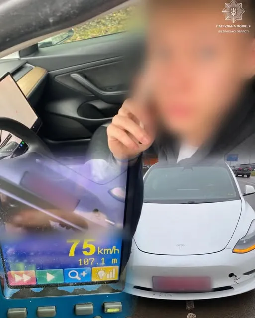 У Рованцях зловили 17-річного водія «без прав», який ганяв на Tesla з «лівими» номерами (фото)