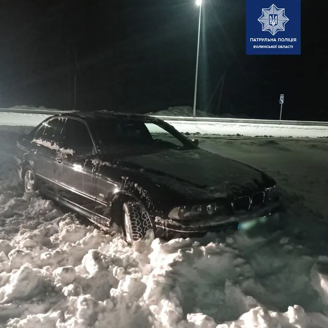 На волинській трасі п'яний водій застряг у заметі (фото)